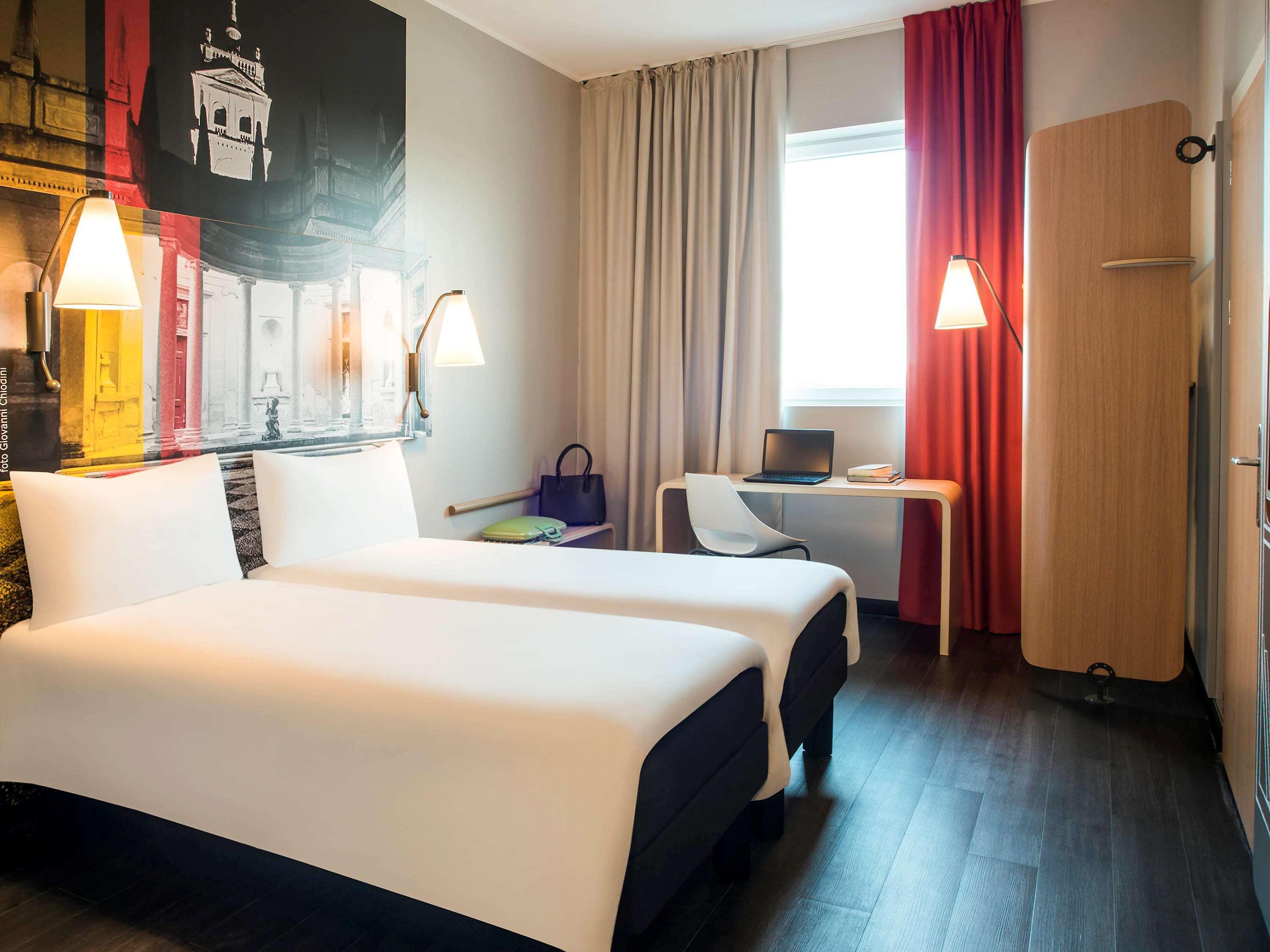 Hotel Ibis Milano Fiera Lainate Esterno foto