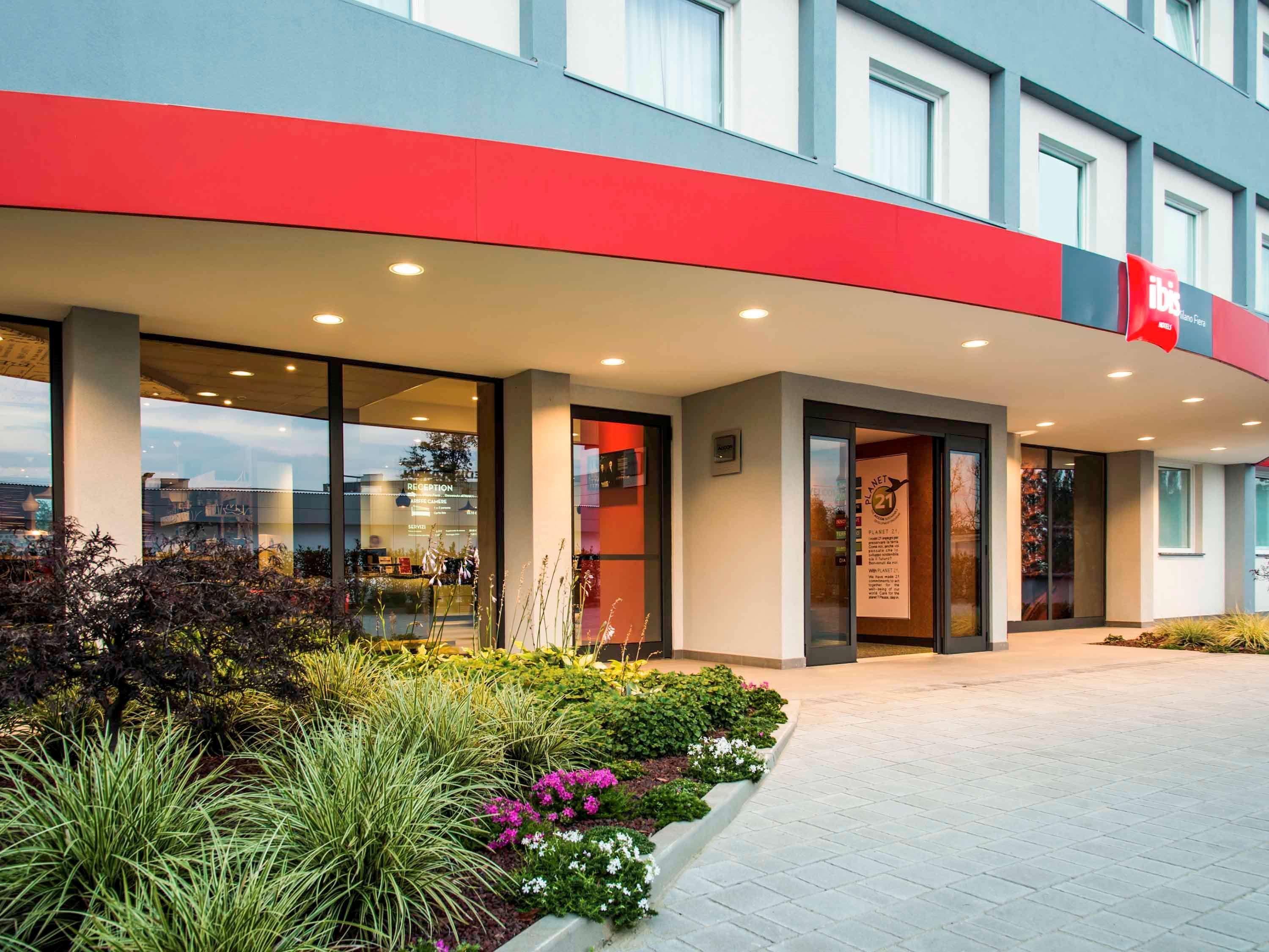 Hotel Ibis Milano Fiera Lainate Esterno foto