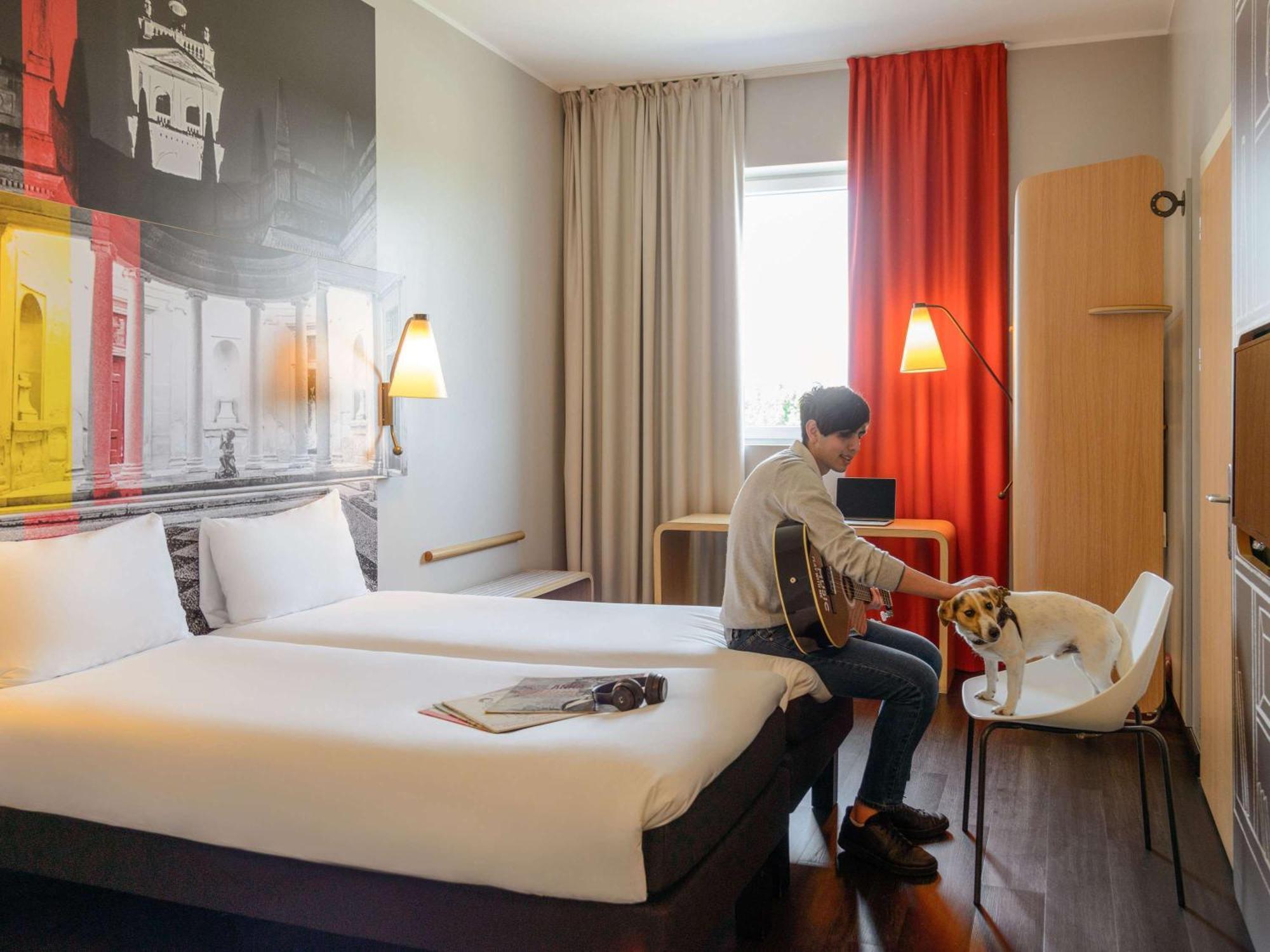 Hotel Ibis Milano Fiera Lainate Esterno foto