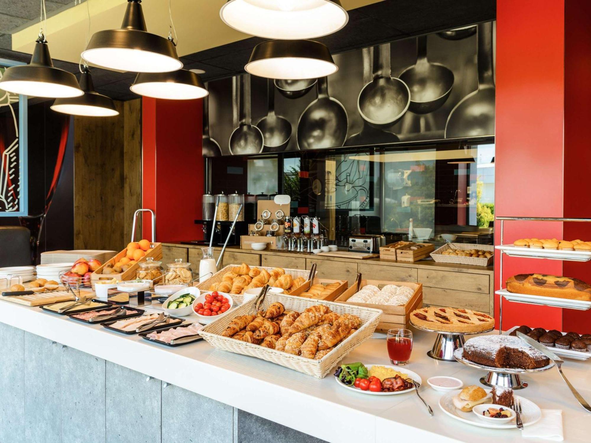 Hotel Ibis Milano Fiera Lainate Esterno foto