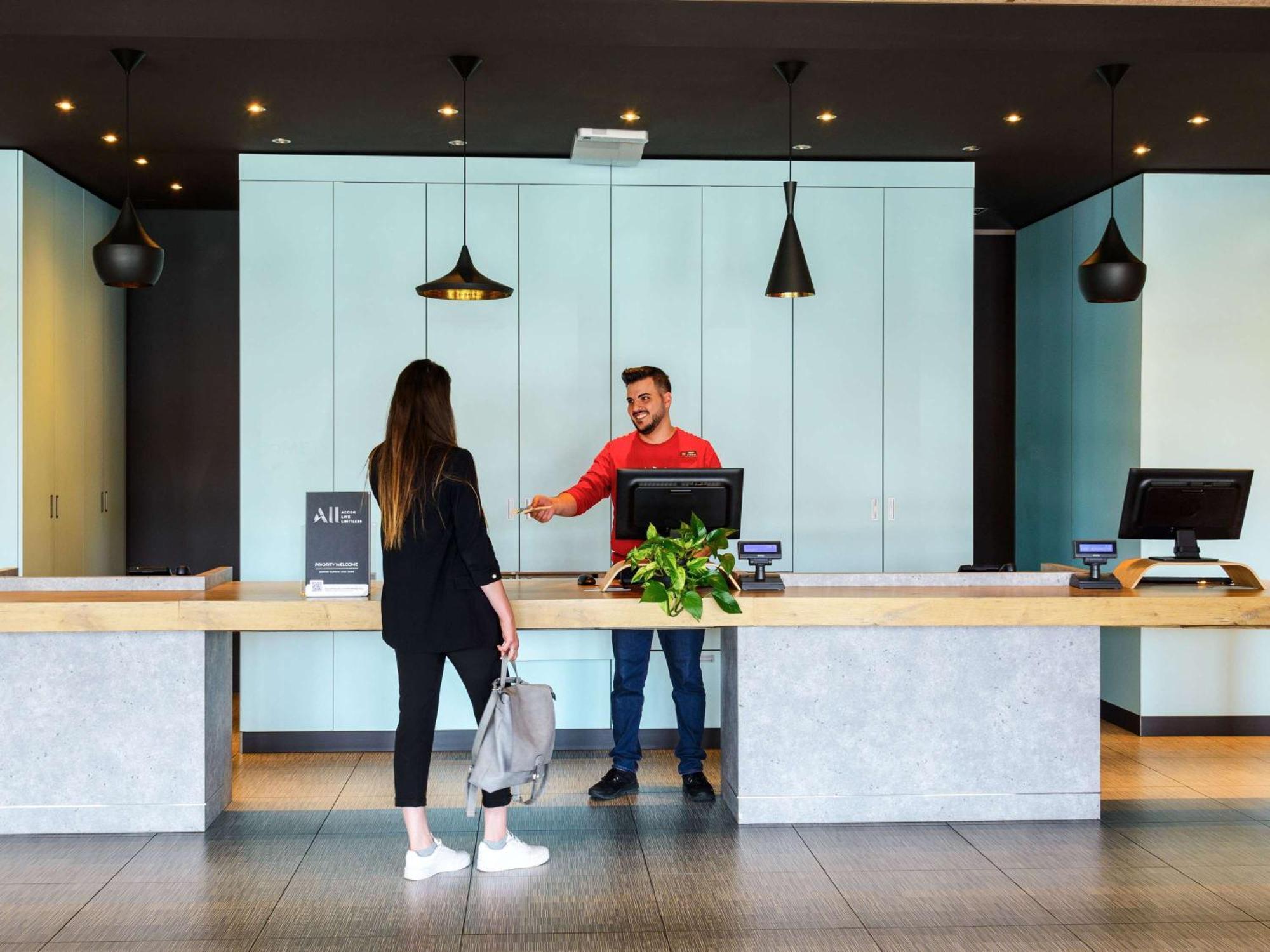 Hotel Ibis Milano Fiera Lainate Esterno foto