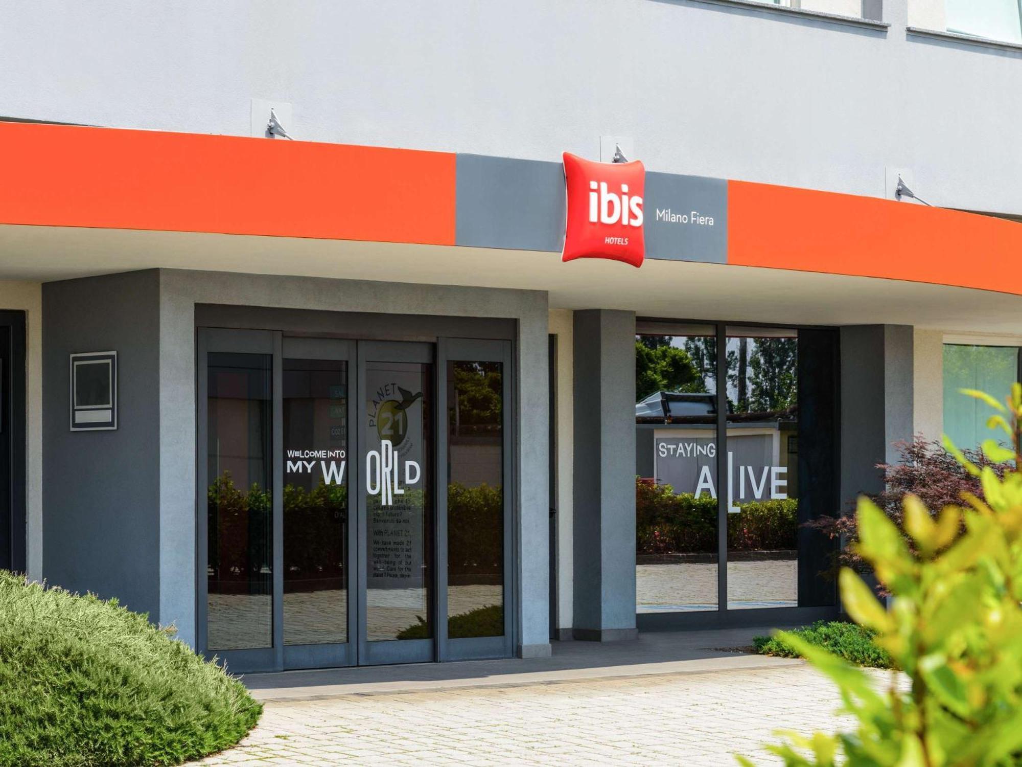 Hotel Ibis Milano Fiera Lainate Esterno foto