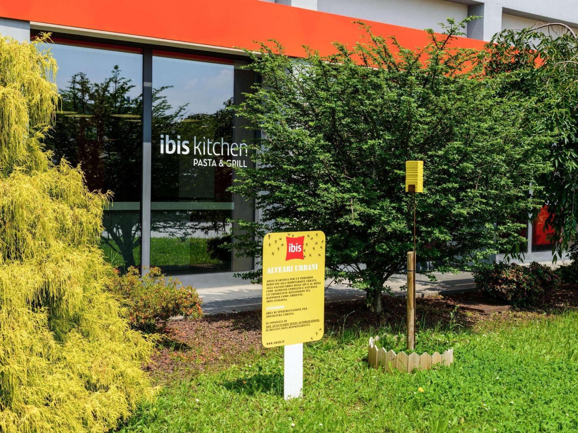 Hotel Ibis Milano Fiera Lainate Esterno foto