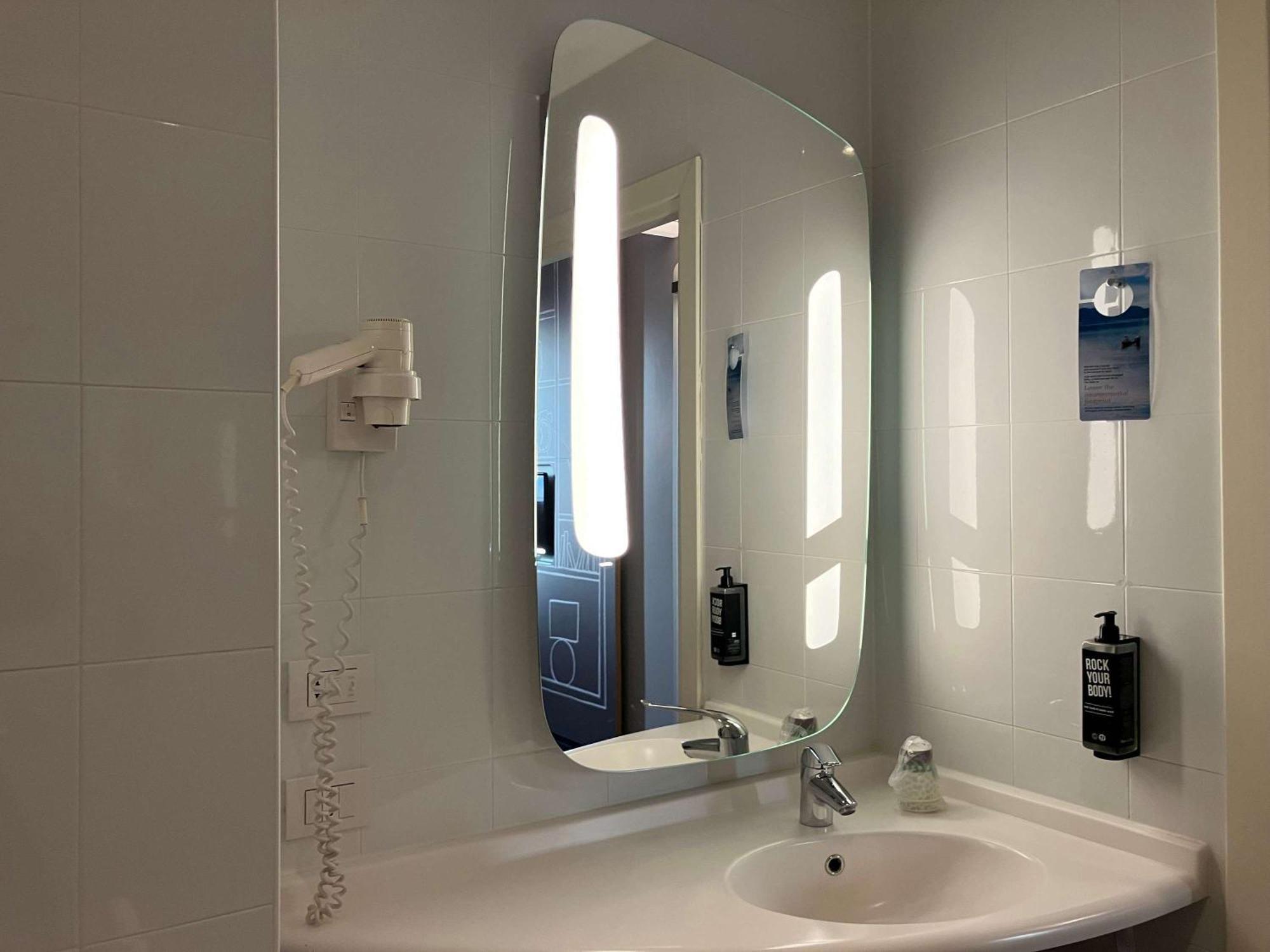 Hotel Ibis Milano Fiera Lainate Esterno foto