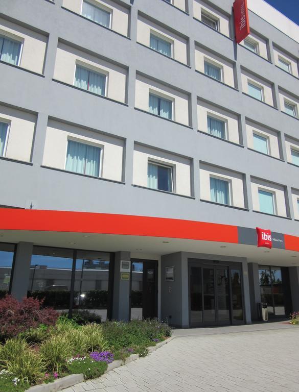 Hotel Ibis Milano Fiera Lainate Esterno foto