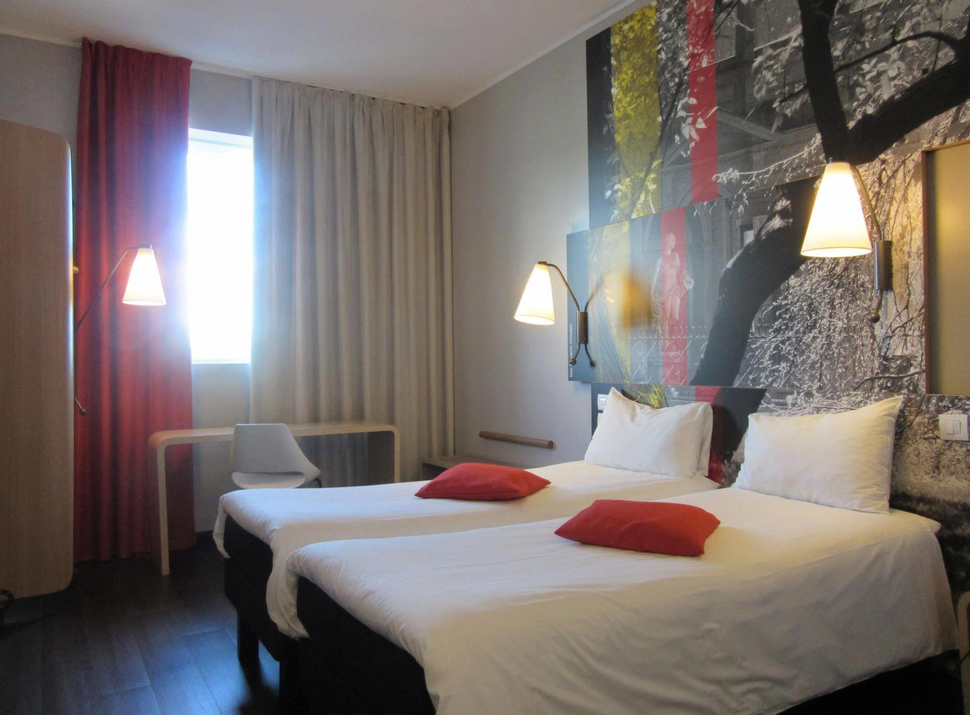 Hotel Ibis Milano Fiera Lainate Esterno foto