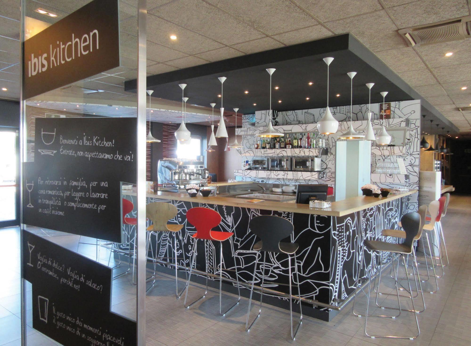 Hotel Ibis Milano Fiera Lainate Esterno foto