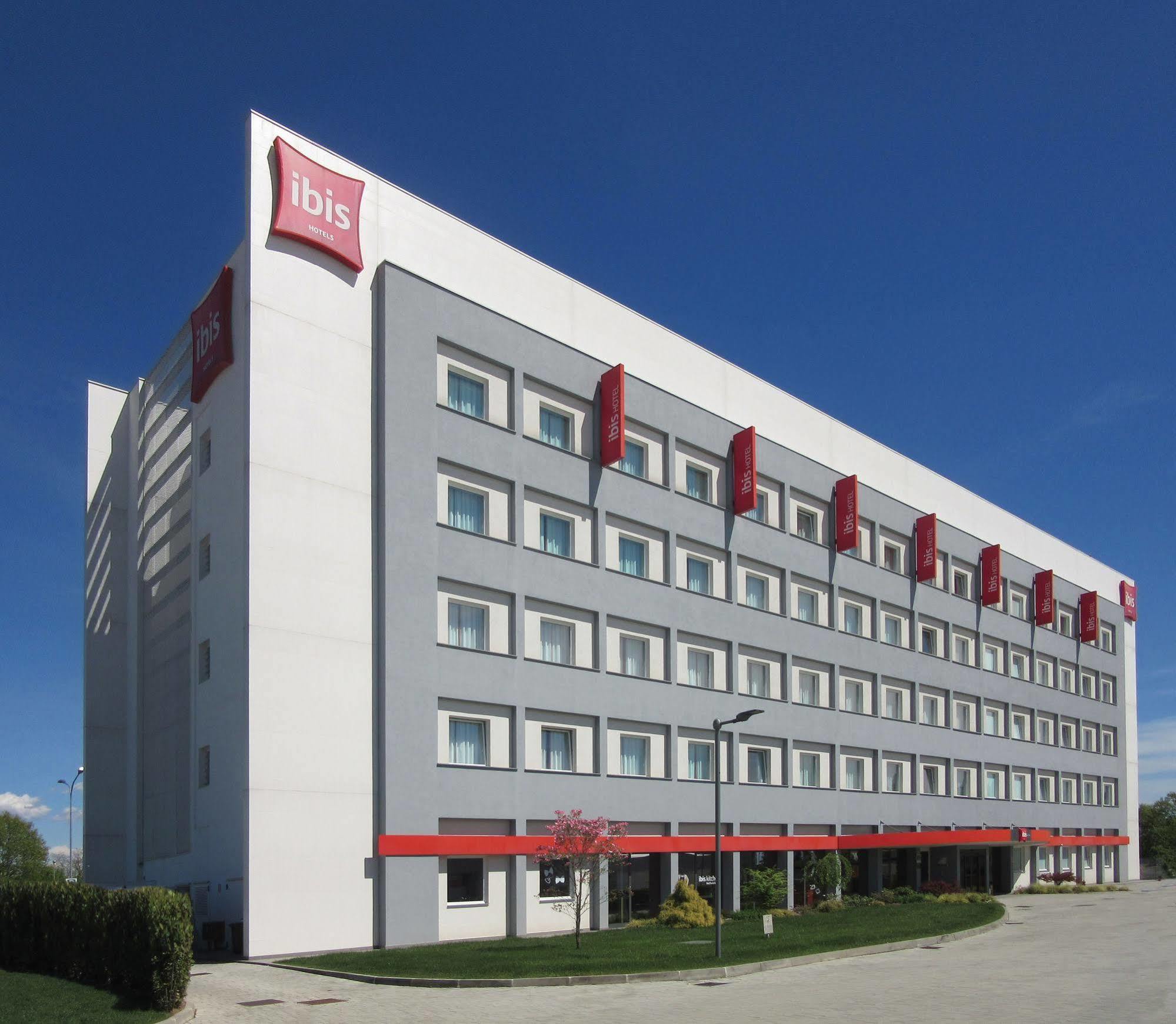 Hotel Ibis Milano Fiera Lainate Esterno foto