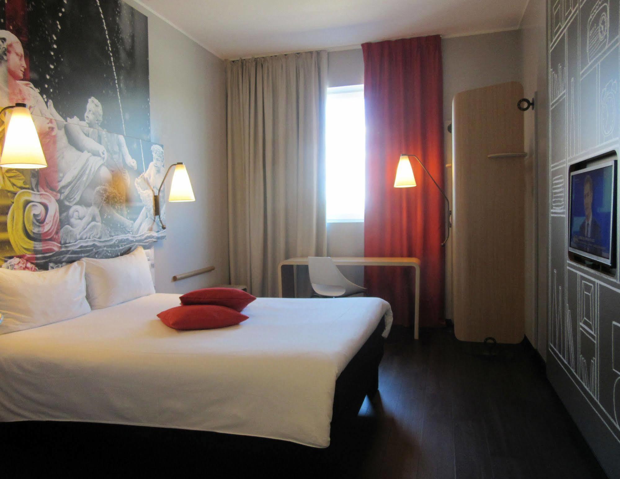 Hotel Ibis Milano Fiera Lainate Esterno foto