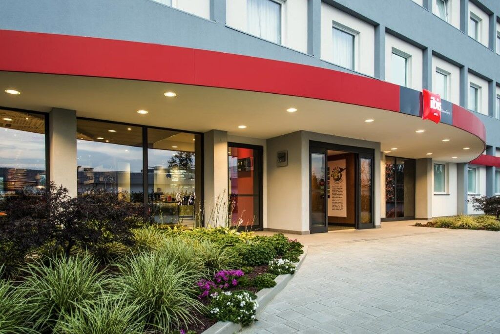 Hotel Ibis Milano Fiera Lainate Esterno foto